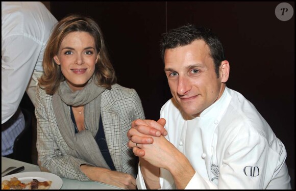 Julie Andrieu et Christophe Saintagne lors de la finale du premier concours de cuisine amateur Tous en cuisine, à Paris, le 18 novembre 2011.