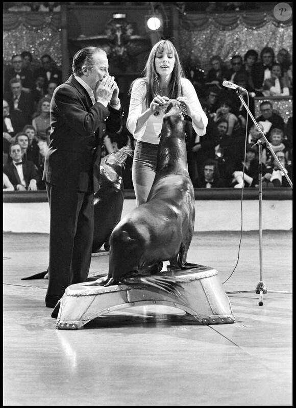 Jane Birkin et une otarie au Gala de l'Union des Artistes, en 1974.