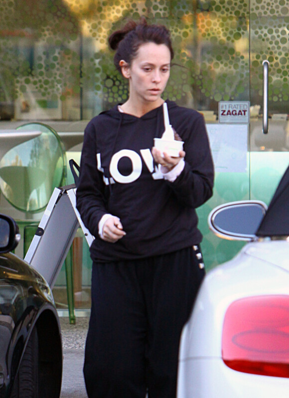 Jennifer Love Hewitt mange un yaourt, le 19 novembre 2011 à Los Angeles.