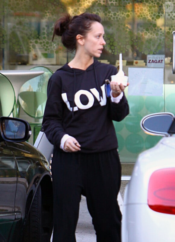 Jennifer Love Hewitt mange un yaourt, le 19 novembre 2011 à Los Angeles.