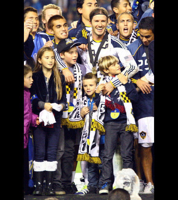 David Beckham et ses trois fils, Brooklyn, Romeo et Cruz le 20 novembre 2011 au Home Depot Center de Carson à Los Angeles après sa victoire en finale du championnat des États-Unis