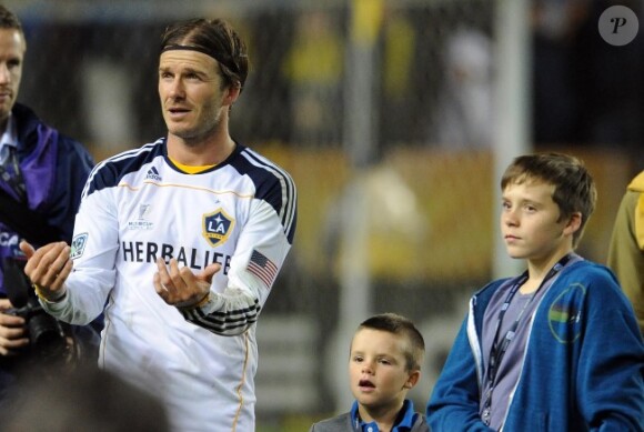 David Beckham le 20 novembre 2011 au Home Depot Center de Carson à Los Angeles avec ses fils Cruz et Brooklyn après sa victoire en finale du championnat des États-Unis