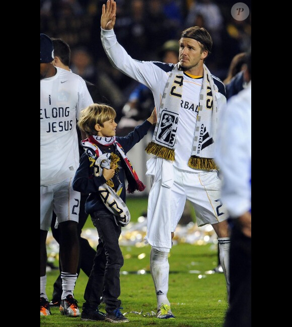 David Beckham et son fils Romeo le 20 novembre 2011 au Home Depot Center de Carson à Los Angeles après sa victoire en finale du championnat des États-Unis