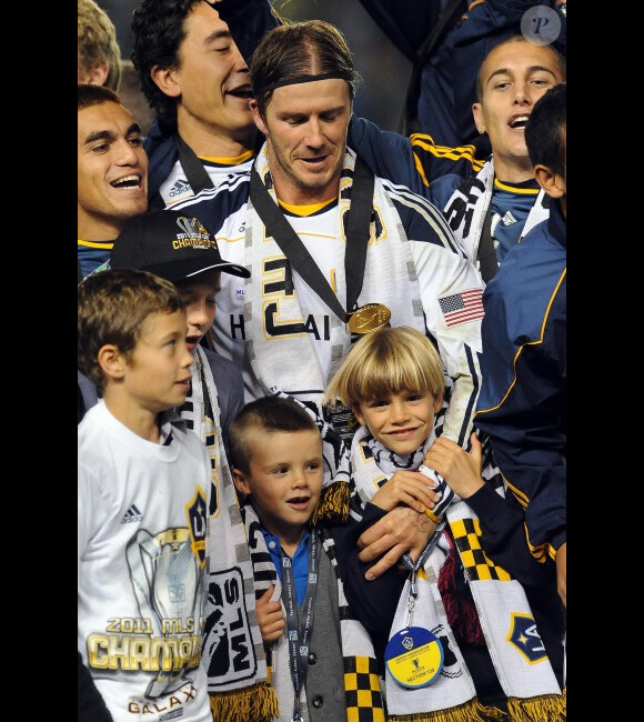 David Beckham et ses trois fils, Brooklyn, Romeo et Cruz le 20 novembre 2011 au Home Depot Center de Carson à Los Angeles après sa victoire en finale du championnat des États-Unis