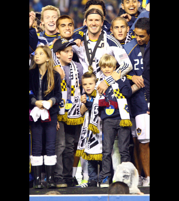 David Beckham et ses trois enfants Brooklyn, Romeo et Cruz le 20 novembre 2011 lors de la finale de MLS au Home Depot Center de Carson à Los Angeles