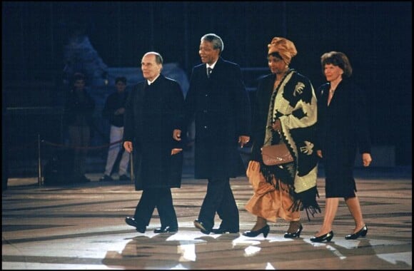 François Mitterrand et Danielle accueillent Nelson Mandela et sa femme Winnie, le 7 juin 1990