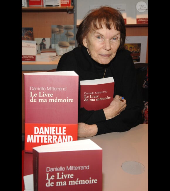 Danielle Mitterrand présente son autobiographie, le 15 mars 2008 à Paris.