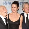 Kirk Douglas, Catherine Zeta-Jones et Michael Douglas au gala de charité des enfants de Tchernobyl, à New York le 21 novembre 2011.