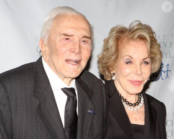 Kirk Douglas et sa femme Ann au gala de charité des enfants de Tchernobyl, à New York le 21 novembre 2011.