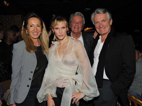 Lorie entourée de Gilbert et Nicole Coullier et d'Alain Delon a livré une belle performance acoustique lors de son showcase au Queenie le 23 novembre 2011 en première partie de soirée. 