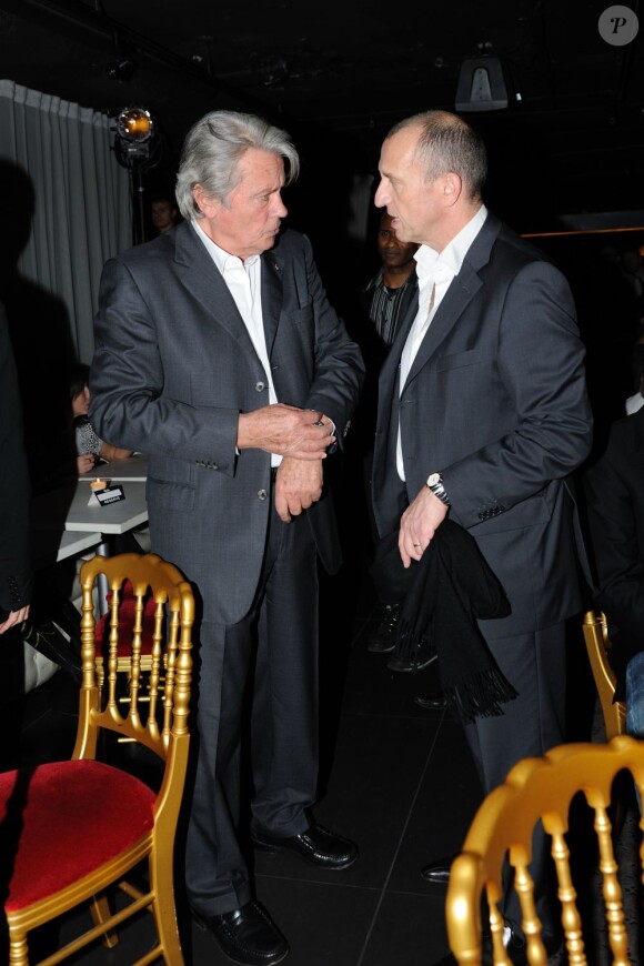 Alain Delon, en pleine discussion avec le papa de Lorie, qui a livré une belle performance acoustique lors de son showcase au Queenie le 23 novembre 2011 en première partie de soirée. 