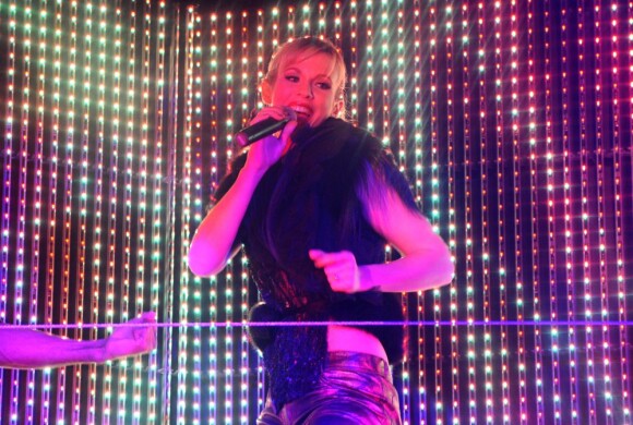 Lorie a fait la fête au Queen à Paris pour célébrer la sortie de son nouvel album. Le 23 novembre 2011