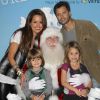 David Charvet et Brooke Burke entourent leurs enfants Shaya et Heaven, à Los Angeles, le 23 novembre 2011.