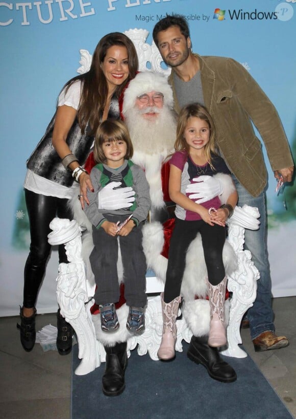 David Charvet et Brooke Burke entourent leurs enfants Shaya et Heaven, à Los Angeles, le 23 novembre 2011.