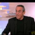 Thierry Ardisson offre un cadeau à Alessandra Sublet dans C à vous sur France 5 le mardi 22 novembre 2011  