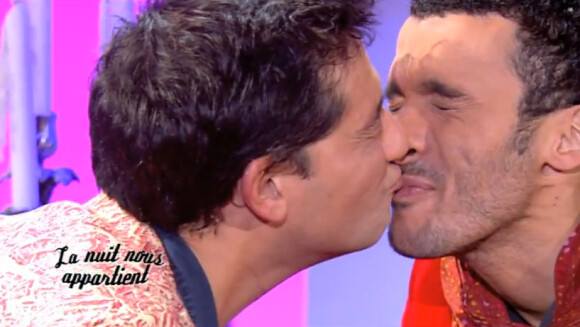 Mustapha El Atrassi et Titoff s'embrassent dans la bande-annonce pour La Nuit nous appartient de Mustapha El Atrassi, diffusée jeudi 24 novembre 2011 sur Comédie +