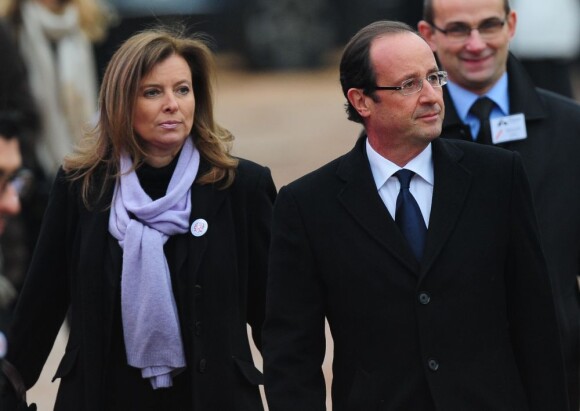 François Hollande et sa compagne Valérie Trierweiler lors des funérailles de Danielle Mitterrand à Cluny le 26 novembre 2011