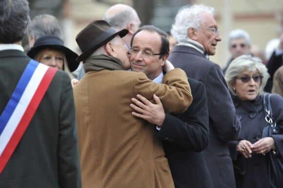 Pierre Bergé et François Hollande lors des funérailles de Danielle Mitterrand à Cluny le 26 novembre 2011