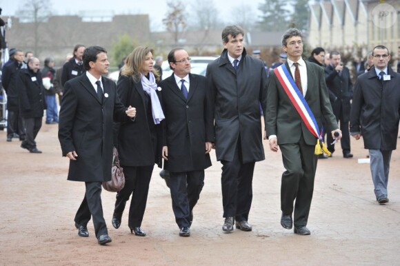 Manuel Valls, François Hollande et sa compagne Valérie Treirweiller, Arnaud Montebourg et Jean-Luc Delpeuch lors des funérailles de Danielle Mitterrand à Cluny le 26 novembre 2011