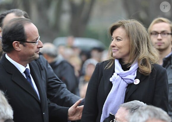 François Hollande et sa compagne Valérie Treirweiler lors des funérailles de Danielle Mitterrand à Cluny le 26 novembre 2011