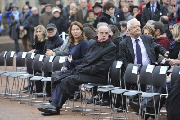 Frédéric Mitterrand et une amie lors des funérailles de Danielle Mitterrand à Cluny le 26 novembre 2011
