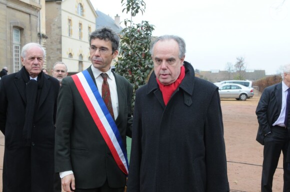 Jean-Luc Delpeuch et Frédéric Mitterrand lors des funérailles de Danielle Mitterrand à Cluny le 26 novembre 2011
