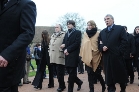 Les enfants de Danielle Mitterrand Jean-Christophe et sa compagne et Gilbert et sa compagne lors des funérailles de Danielle Mitterrand à Cluny le 26 novembre 2011