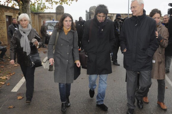 Mazarine Pingeot et son compagnon Mohamed Ulad-Mohand lors des funérailles de Danielle Mitterrand à Cluny le 26 novembre 2011