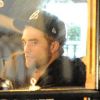 Robert Pattinson s'éclate avec Kristen Stewart au bar Highlight après avoir assisté au concert de leur ami Marcus Foster chez Bar Dingwalls à Londres le 23 novembre 2011