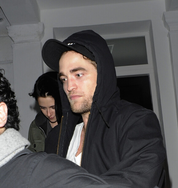 Robert Pattinson et Kristen Stewart se rendent au concert de leur ami Marcus Foster chez Bar Dingwalls à Londres le 23 novembre 2011