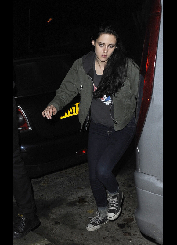 Kristen Stewart tente de se la jouer incognito lorsqu'elle rentre avec Robert Pattinson dans leur appartement à Notting Hill après avoir assisté au concert de leur ami Marcus Foster chez Bar Dingwalls à Londres le 23 novembre 2011