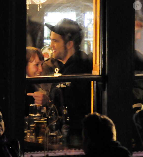 Robert Pattinson s'éclate avec Kristen Stewart au bar Highlight après avoir assisté au concert de leur ami Marcus Foster chez Bar Dingwalls à Londres le 23 novembre 2011