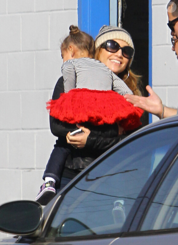 Jennifer Lopez avec son adorable poupée Emme à Los Angeles le 17 novembre 2011