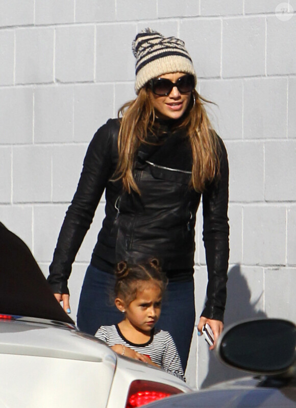 Jennifer Lopez avec son adorable poupée Emme à Los Angeles le 17 novembre 2011