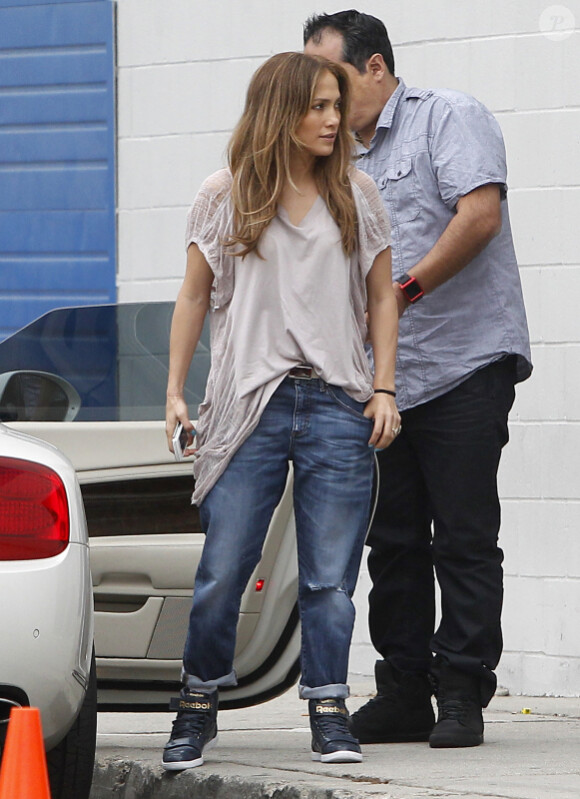 Jennifer Lopez avec son petit ami Casper Smart lors d'une pause entre deux répétitions de danse à Los Angeles le 18 novembre 2011