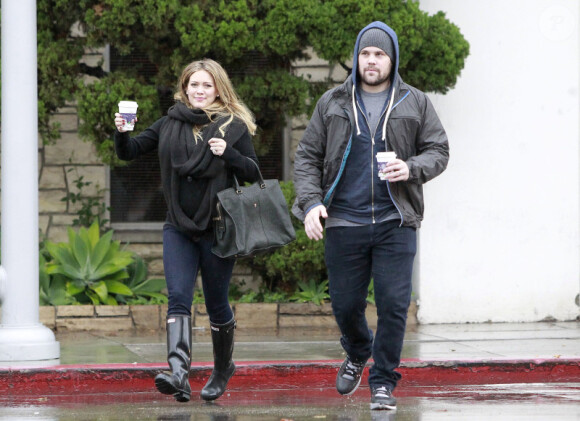 Hilary Duff et son époux Mike Comrie sous la pluie de Los Angeles, le dimanche 20 novembre 2011.