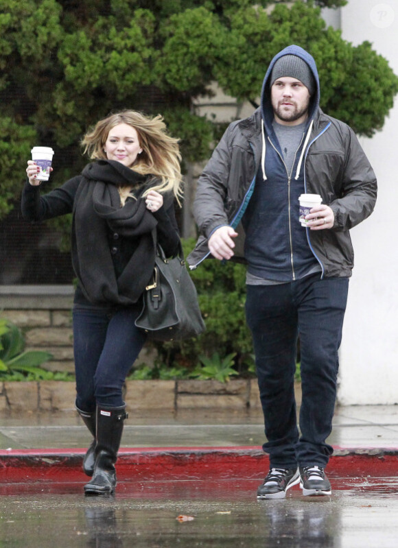 Hilary Duff et son époux Mike Comrie sous la pluie de Los Angeles, le dimanche 20 novembre 2011.