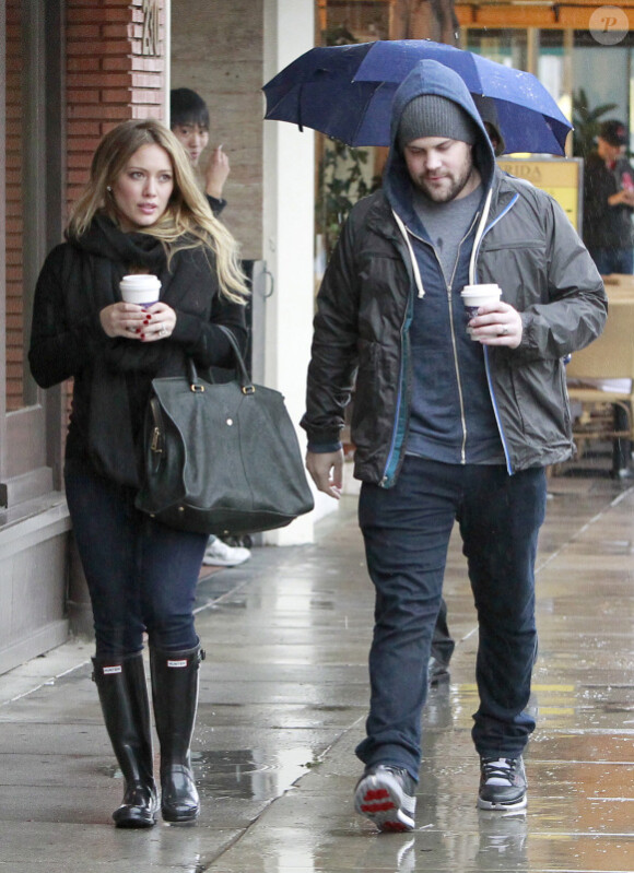 Hilary Duff et son époux Mike Comrie sous la pluie de Los Angeles, le dimanche 20 novembre 2011.