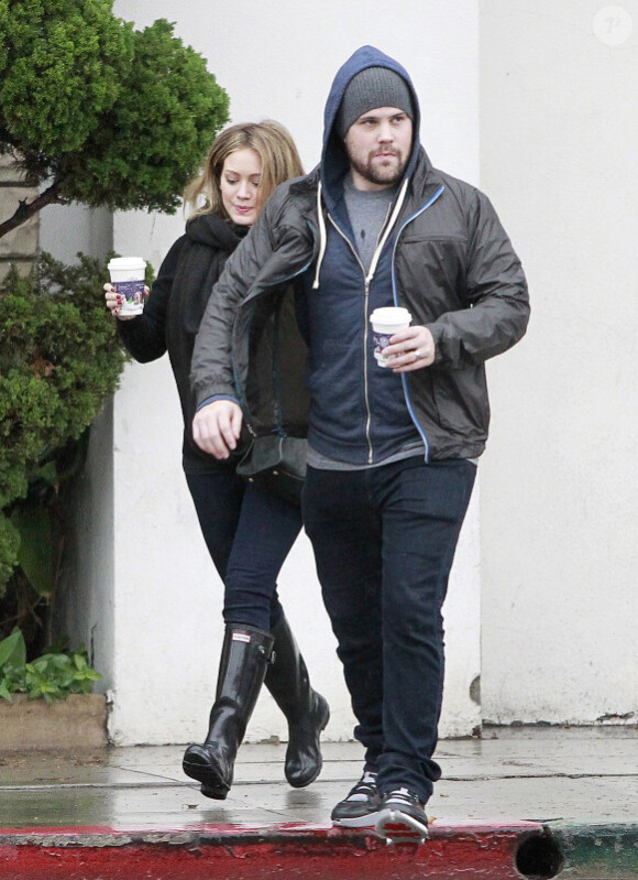 Hilary Duff et son époux Mike Comrie sous la pluie de Los Angeles, le dimanche 20 novembre 2011.