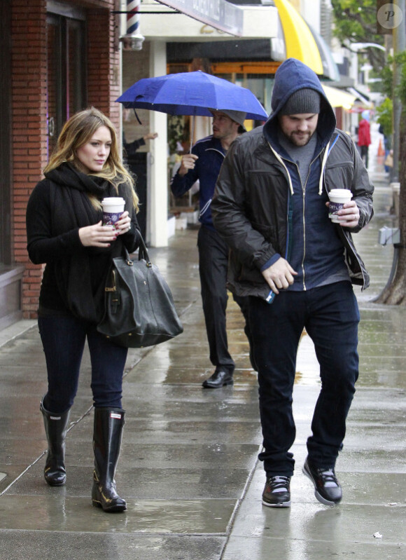 Hilary Duff et son époux Mike Comrie sous la pluie de Los Angeles, le dimanche 20 novembre 2011.