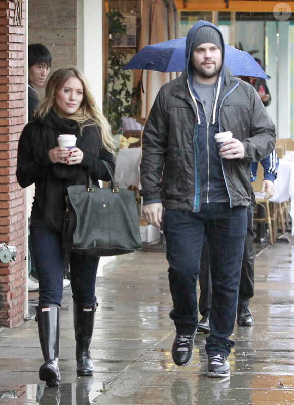 Hilary Duff et son époux Mike Comrie sous la pluie de Los Angeles, le dimanche 20 novembre 2011.