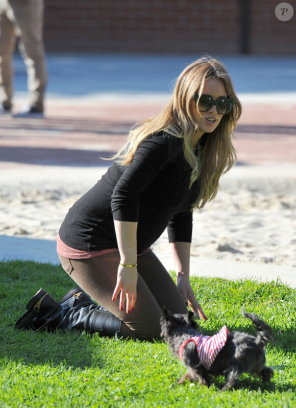 Hilary Duff photographiée avec son chien au parc Coldwater Canyon, à Los Angeles, ce vendredi 25 novembre. 