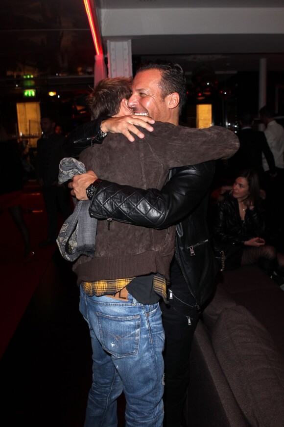 Stephen Dorff dans les bras de son ami Jean-Roch lors de la soirée spéciale RedOne, au VIP ROOM à Paris le 26 novembre 2011