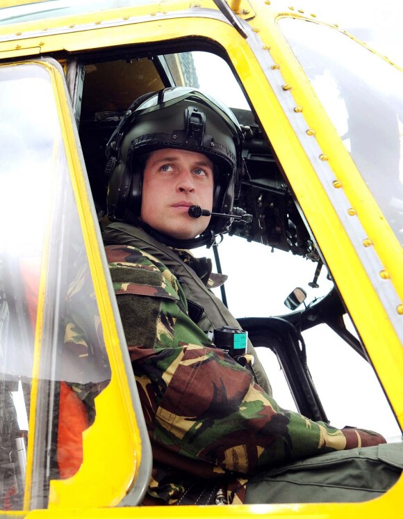 Le prince William a bord d'un hélicoptère de sauvetage de la Royal Air Force, à Angelsey, le 31 mars 2011.