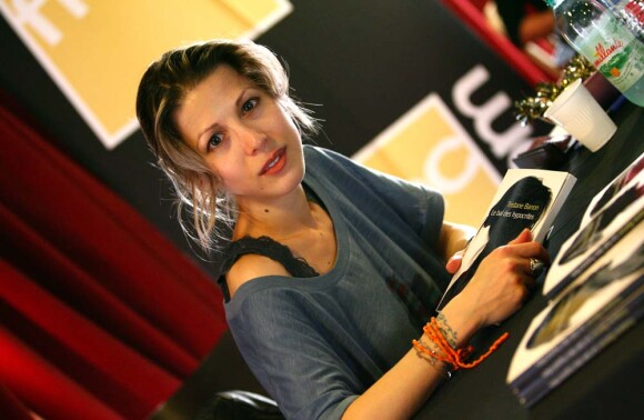 Tristane Banon signe son livre, Le Bal des hypocrites, à Perpignan, le 19 novembre 2011.