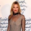 Kate Moss étonnante dans a robe de pêche lors des British Fashion Awards à Londres le 28 novembre 2011