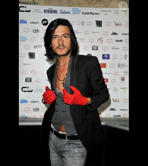 Michal lors de la soirée "Deux mains rouges" en faveur de l'association Sidaction à Paris, le 28 novembre 2011
