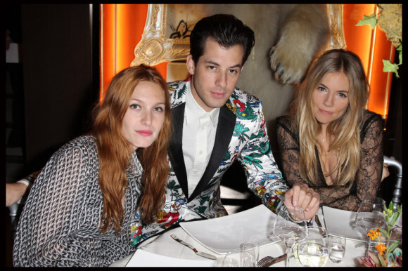 Joséphine de la Baume, Mark Ronson et Sienna Miller lors de la soirée du 135e anniversaire de la maison Lancel à Paris le 24 novembre 2011
