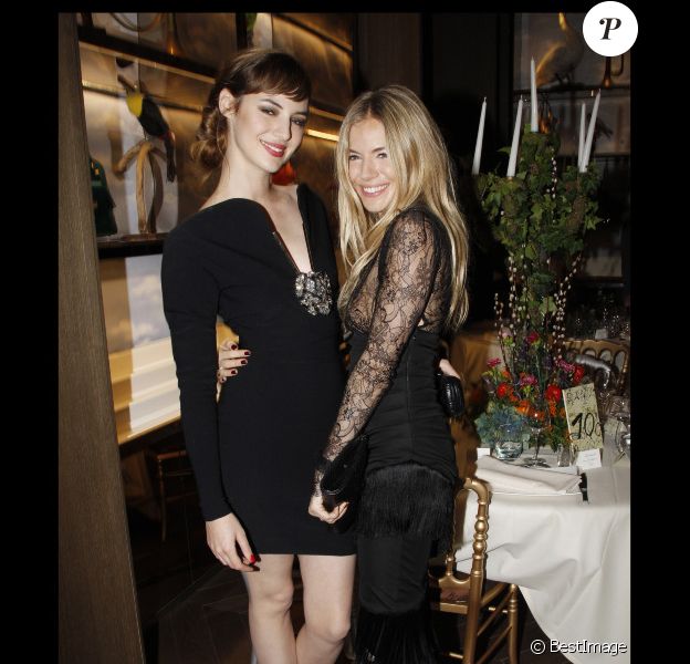 Louise Bourgoin et Sienna Miller lors de la soirée du 135e anniversaire de la maison Lancel à Paris le 24 novembre 2011