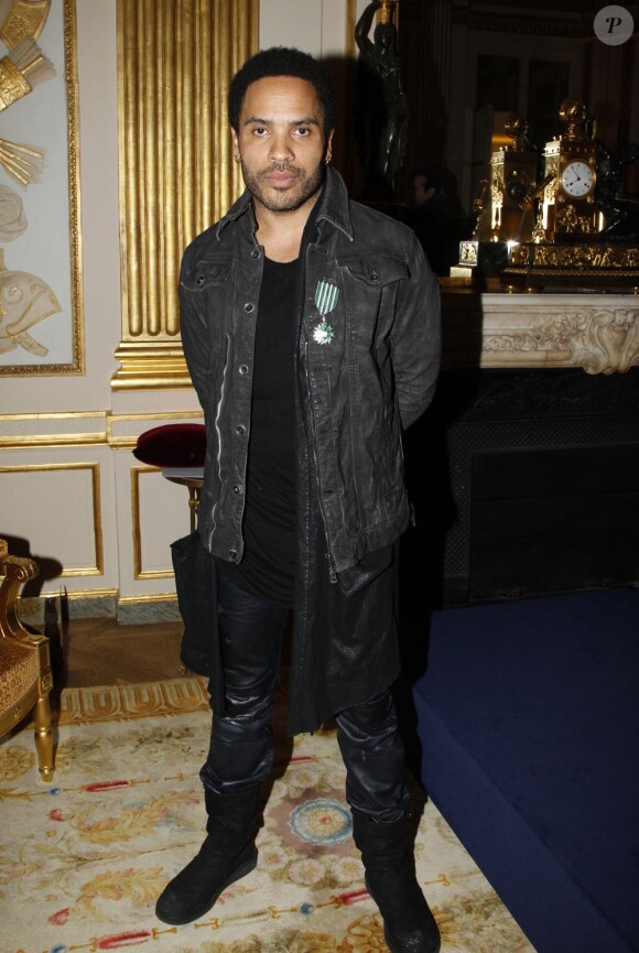 Lenny Kravitz décoré de la medaille de chevalier des Arts et des Lettres, au ministère de la Culture, le 30 novembre 2011 à Paris